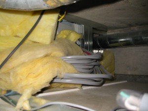 点検口内部 ぐちゃぐちゃになった断熱材と電気配線