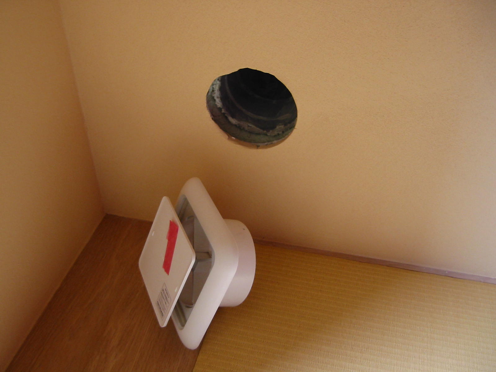 マンション内覧会 換気の肝!給気口は見て触ってチェック マンション内覧会 換気の肝!給気口は見て触ってチェック