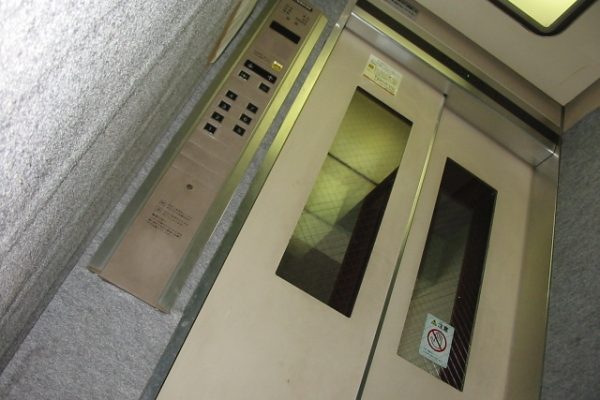 高層マンションでエレベーターが止まったらどうなる？