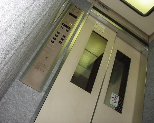 高層マンションでエレベーターが止まったらどうなる？