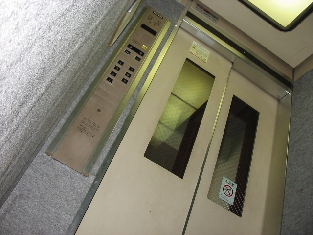 高層マンションでエレベーターが止まったらどうなる? 高層マンションでエレベーターが止まったらどうなる?