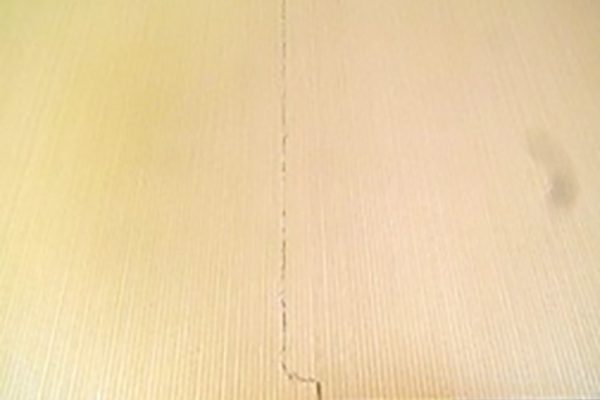 寝室にひび割れが!原因の見極め方 寝室にひび割れが!原因の見極め方