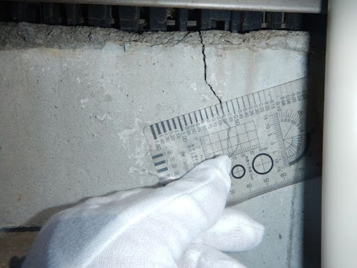 コンクリートのひび割れの原因は?補修すべき状況や工法を住宅診断士が解説 コンクリートのひび割れの原因は?補修すべき状況や工法を住宅診断士が解説