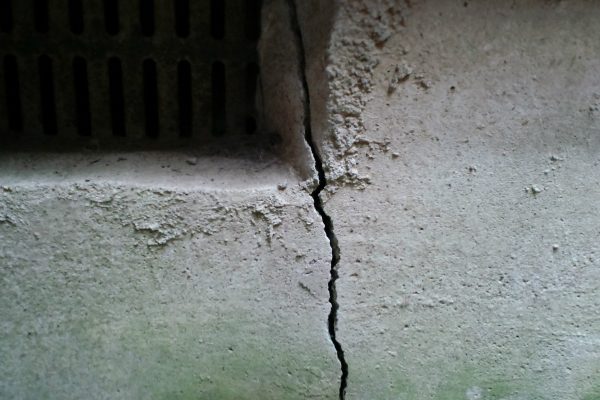 【中古住宅の基礎にひび割れ】正しい見分け方と補修方法を徹底解説 【中古住宅の基礎にひび割れ】正しい見分け方と補修方法を徹底解説