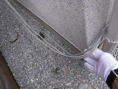 露出している給湯器の配線