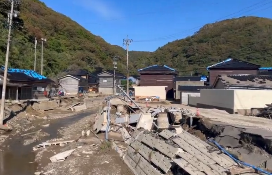 河川の洪水・氾濫による路面・住宅下地盤の陥没の例