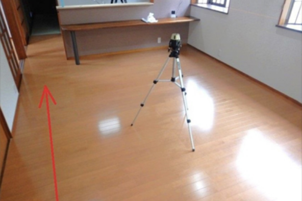 建物の傾き