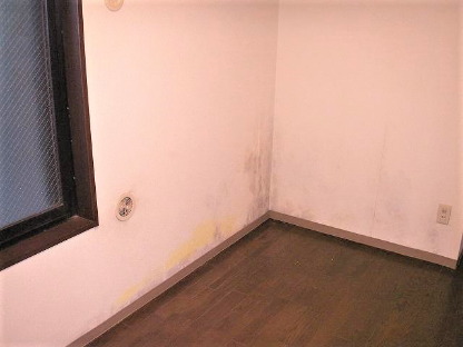 洗面所の床下に広範囲に及ぶ水漏れ