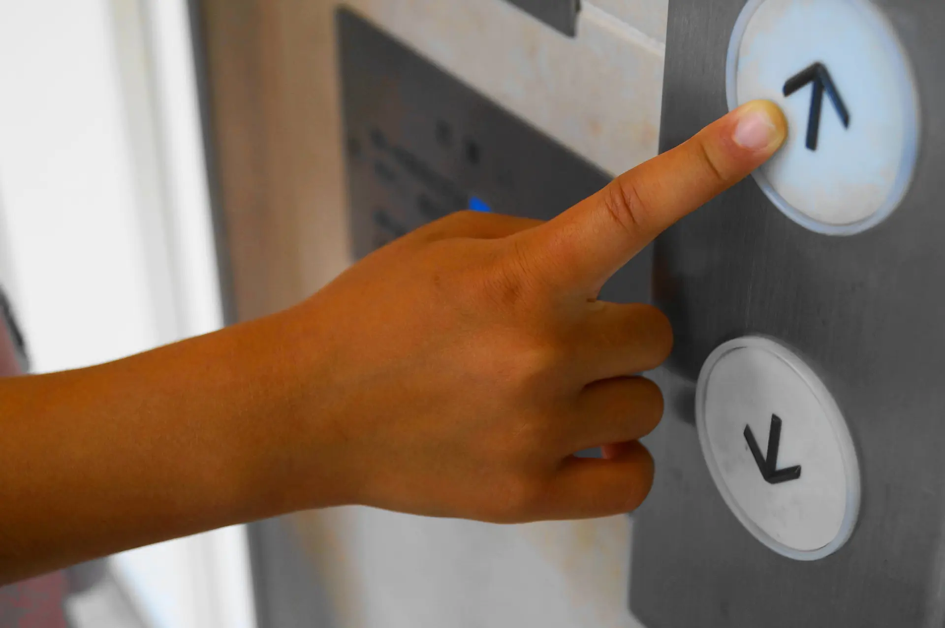 エレベーター操作盤押しボタン③