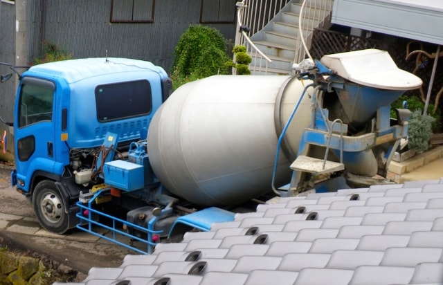 ポンプ車でコンクリートを流し込む