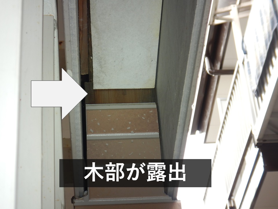 屋外階段に不適な木材が使用されている？