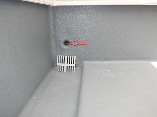エアコン用の配管穴（スリーブ管）を先に入れる