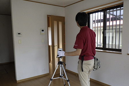 レーザー墨出し器で傾きを計測