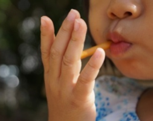 子供がお菓子を食べている