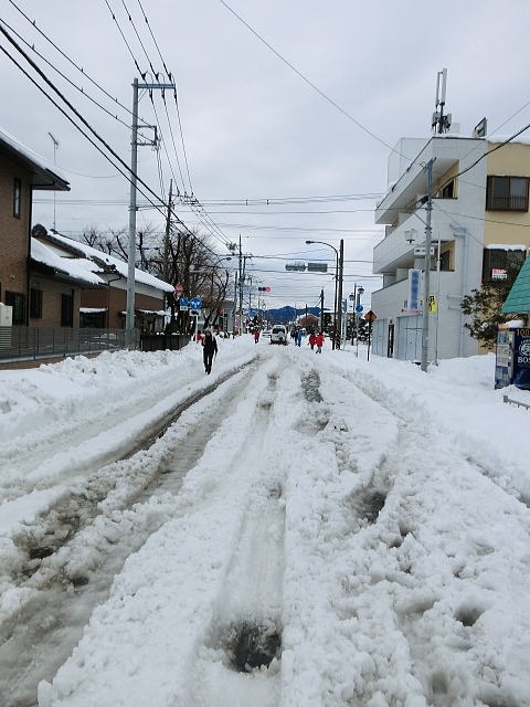 雪が積もった後の道路
